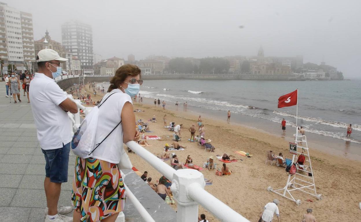 Bandera roja en el arenal gijonés