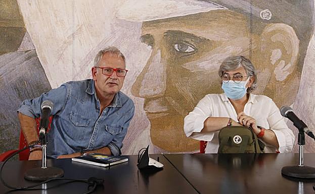 Ángel de la Calle y Ana González, ayer en la clausura de la Semana Negra.