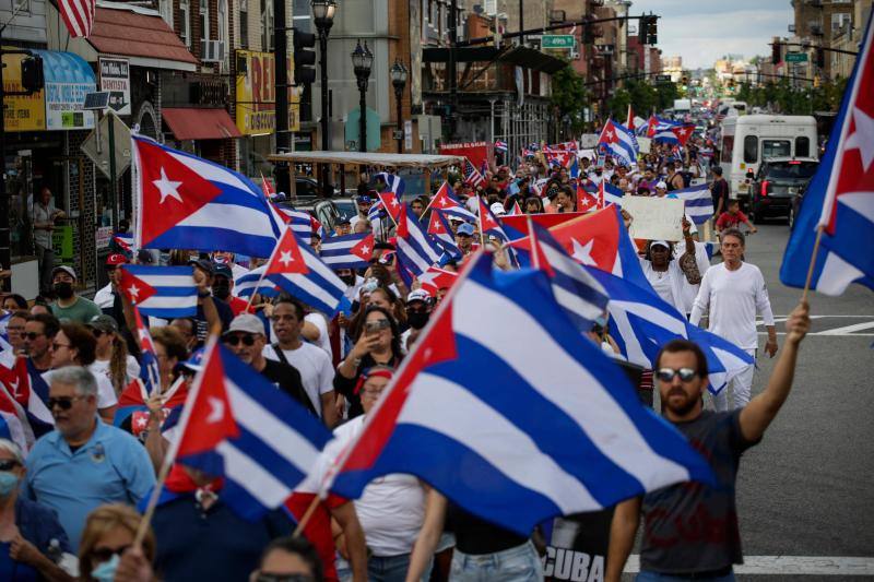 Manifestantes en Nueva Jersey agitan banderas cubanas durante las protestas como muestra de apoyo