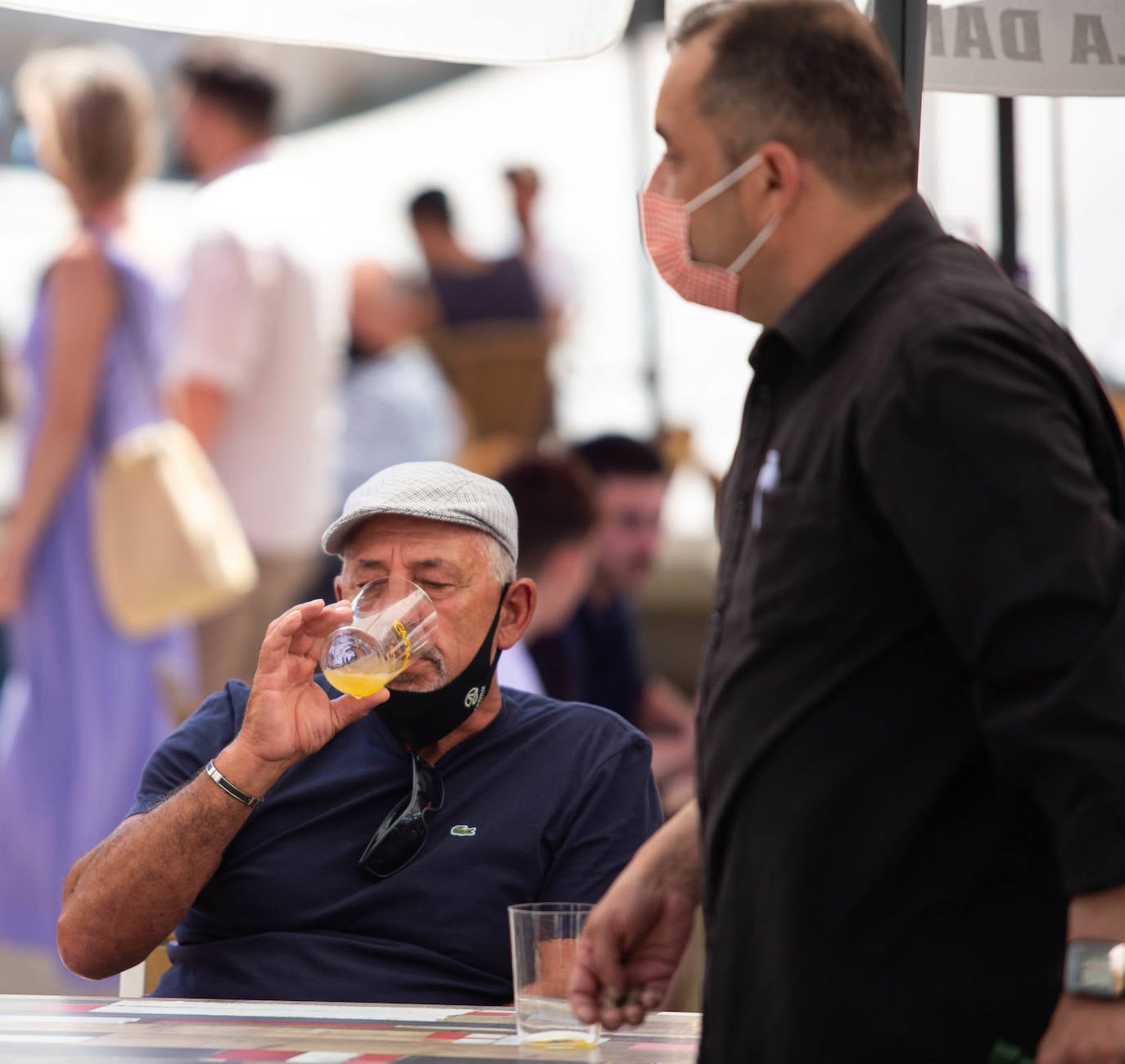 Siero ha sustituido La Sobatiella por la Plaza Les Campes. Terrazas que hacen las veces del prau en una edición especial, festiva pero con las restricciones que impone la pandemia. Aún así, los polesos no quieren quedarse sin fiesta.