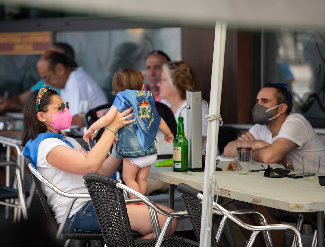 Siero ha sustituido La Sobatiella por la Plaza Les Campes. Terrazas que hacen las veces del prau en una edición especial, festiva pero con las restricciones que impone la pandemia. Aún así, los polesos no quieren quedarse sin fiesta.