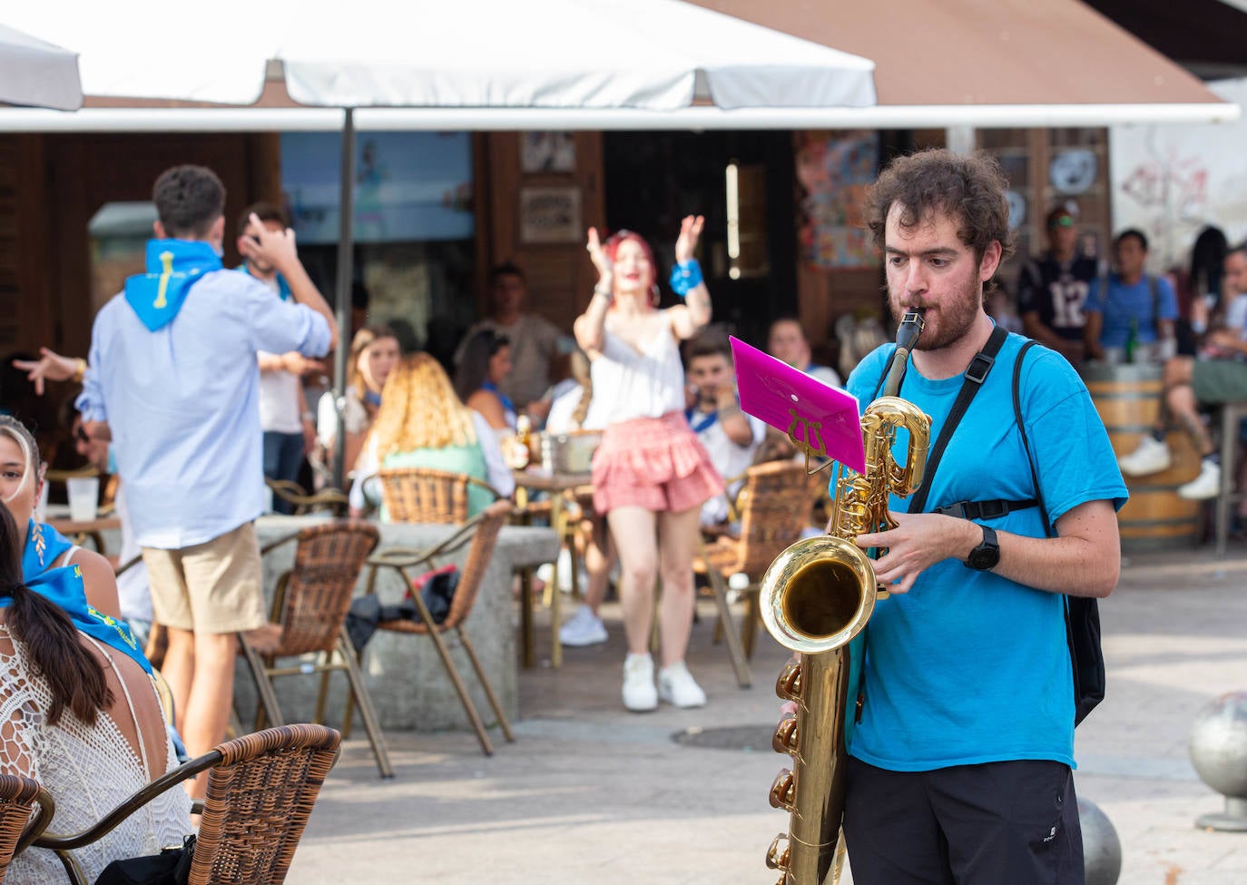 Siero ha sustituido La Sobatiella por la Plaza Les Campes. Terrazas que hacen las veces del prau en una edición especial, festiva pero con las restricciones que impone la pandemia. Aún así, los polesos no quieren quedarse sin fiesta.