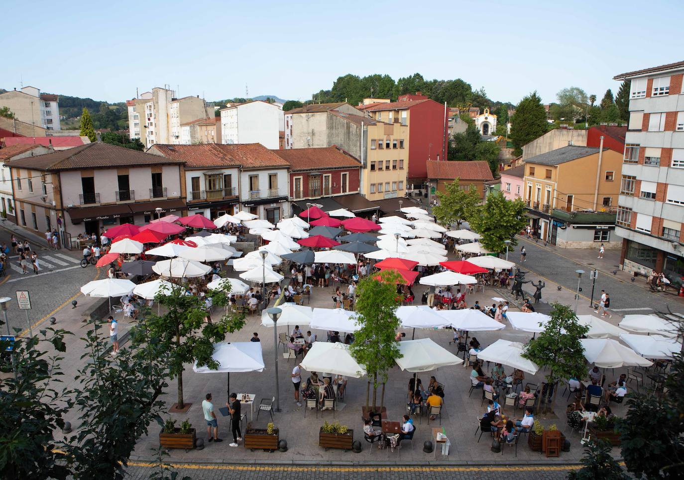 Siero ha sustituido La Sobatiella por la Plaza Les Campes. Terrazas que hacen las veces del prau en una edición especial, festiva pero con las restricciones que impone la pandemia. Aún así, los polesos no quieren quedarse sin fiesta.