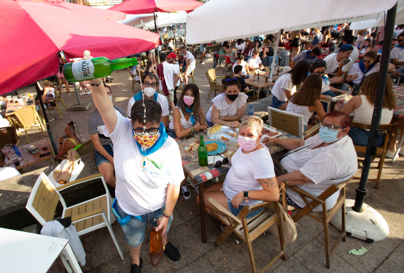 Siero ha sustituido La Sobatiella por la Plaza Les Campes. Terrazas que hacen las veces del prau en una edición especial, festiva pero con las restricciones que impone la pandemia. Aún así, los polesos no quieren quedarse sin fiesta.