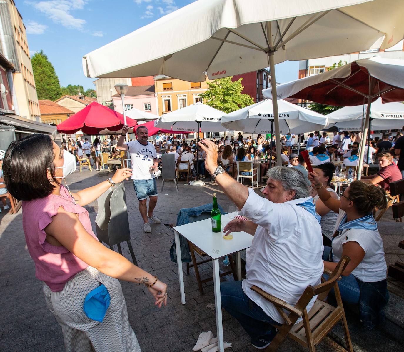 Siero ha sustituido La Sobatiella por la Plaza Les Campes. Terrazas que hacen las veces del prau en una edición especial, festiva pero con las restricciones que impone la pandemia. Aún así, los polesos no quieren quedarse sin fiesta.