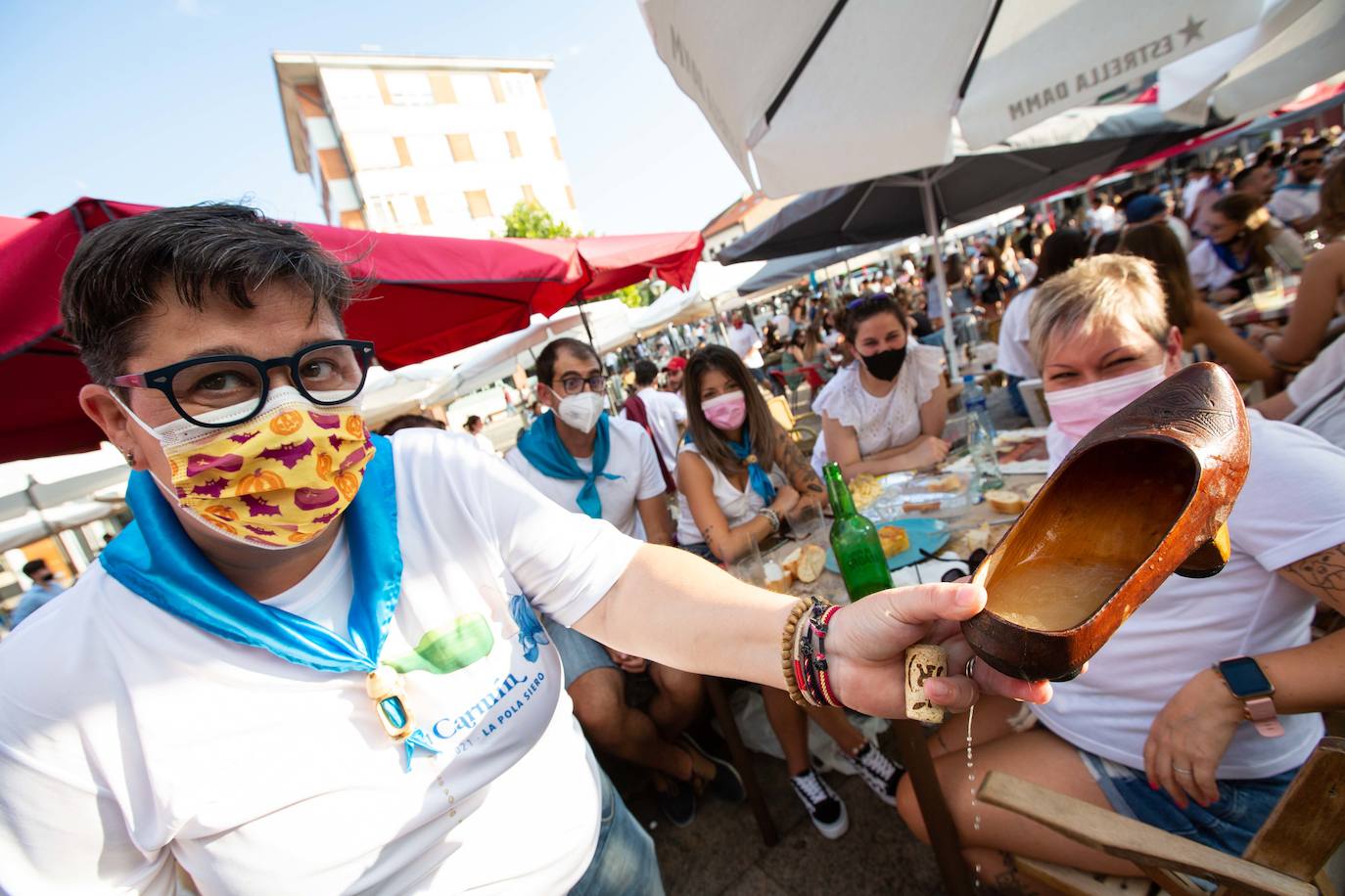 Siero ha sustituido La Sobatiella por la Plaza Les Campes. Terrazas que hacen las veces del prau en una edición especial, festiva pero con las restricciones que impone la pandemia. Aún así, los polesos no quieren quedarse sin fiesta.