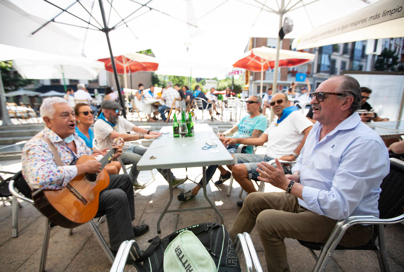 Siero ha sustituido La Sobatiella por la Plaza Les Campes. Terrazas que hacen las veces del prau en una edición especial, festiva pero con las restricciones que impone la pandemia. Aún así, los polesos no quieren quedarse sin fiesta.