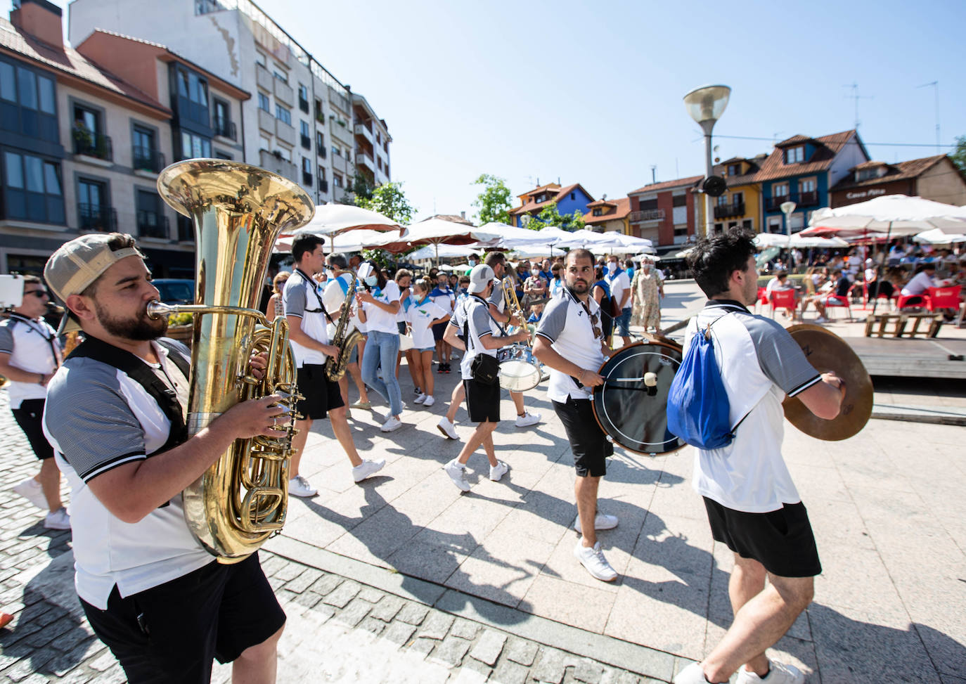 Siero ha sustituido La Sobatiella por la Plaza Les Campes. Terrazas que hacen las veces del prau en una edición especial, festiva pero con las restricciones que impone la pandemia. Aún así, los polesos no quieren quedarse sin fiesta.