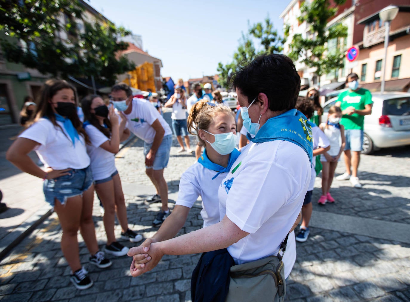 Siero ha sustituido La Sobatiella por la Plaza Les Campes. Terrazas que hacen las veces del prau en una edición especial, festiva pero con las restricciones que impone la pandemia. Aún así, los polesos no quieren quedarse sin fiesta.