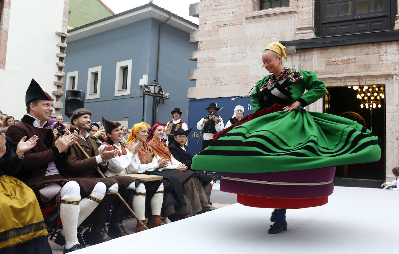 Día«l Traxe»l País en la plaza de los Dolores de Grado en 2019.
