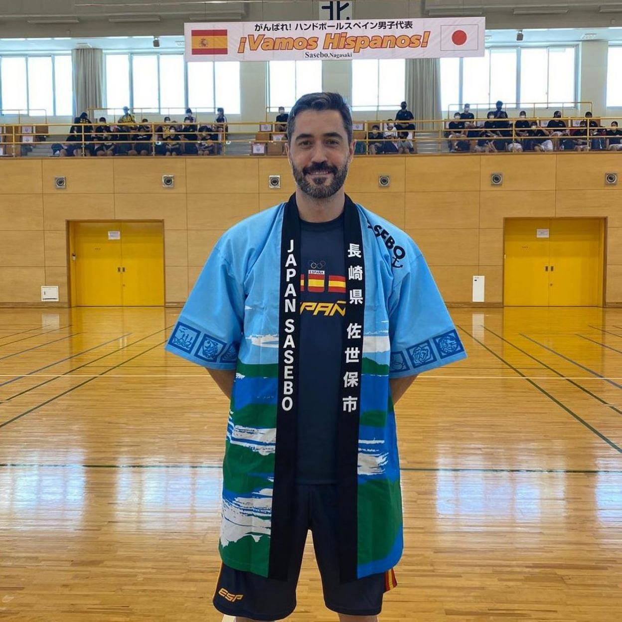 Raúl Entrerríos, ayer, durante la recepción a la Selección en Sasebo, en la que recibieron un kimono de regalo.