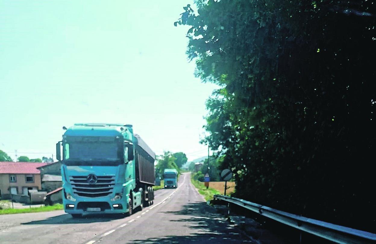 Dos camiones circulan por la antigua carretera N-634, por la que son desviados ante las obras que han comenzado en un tramo de la carretera nacional actual por un hundimiento de la calzada. 