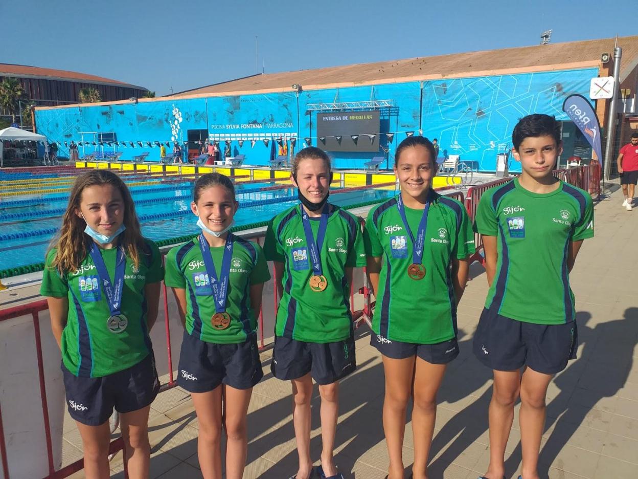 Las integrantes del equipo 4x200 libre, Paula González, Natalia Labes, Paola Azzato y Lucía Frugoni, con Saúl Noriega . 