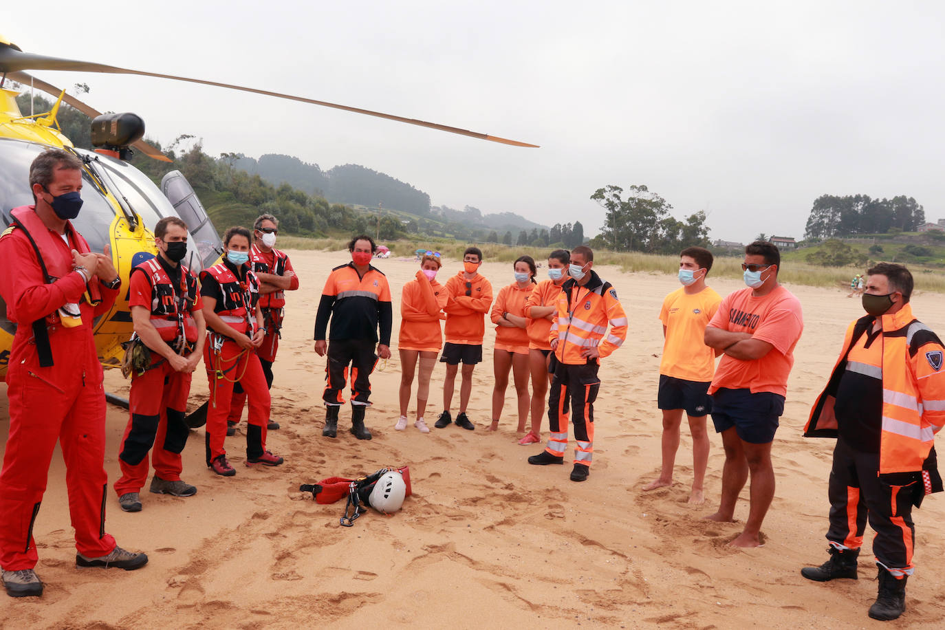 El helicóptero del Servicio de Emergencias del Principado realizó esta mañana un simulacro en la playa de Rodiles. La actuación, que contaba con la participación de más de veinte profesionales, despertó la curiosidad entre los bañistas. El objetivo de este simulacro es enseñar a los socorristas cómo actuar en caso de emergencia durante este verano. El equipo rescatador explicó cuál es la mejor zona para el aterrizaje y cómo deben prepararse.