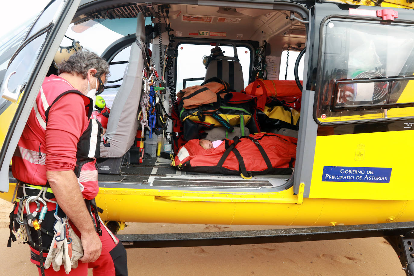 El helicóptero del Servicio de Emergencias del Principado realizó esta mañana un simulacro en la playa de Rodiles. La actuación, que contaba con la participación de más de veinte profesionales, despertó la curiosidad entre los bañistas. El objetivo de este simulacro es enseñar a los socorristas cómo actuar en caso de emergencia durante este verano. El equipo rescatador explicó cuál es la mejor zona para el aterrizaje y cómo deben prepararse.