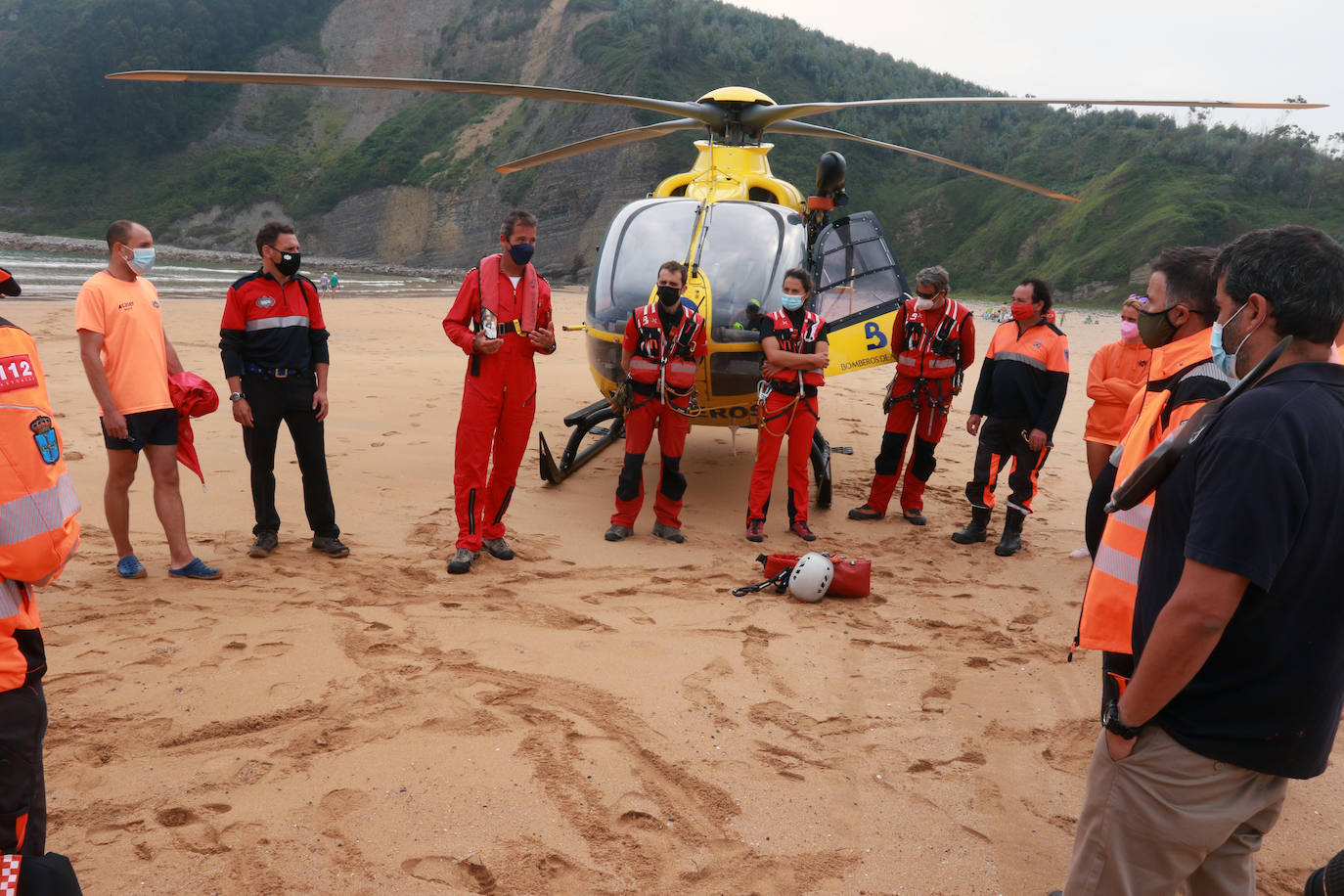 El helicóptero del Servicio de Emergencias del Principado realizó esta mañana un simulacro en la playa de Rodiles. La actuación, que contaba con la participación de más de veinte profesionales, despertó la curiosidad entre los bañistas. El objetivo de este simulacro es enseñar a los socorristas cómo actuar en caso de emergencia durante este verano. El equipo rescatador explicó cuál es la mejor zona para el aterrizaje y cómo deben prepararse.