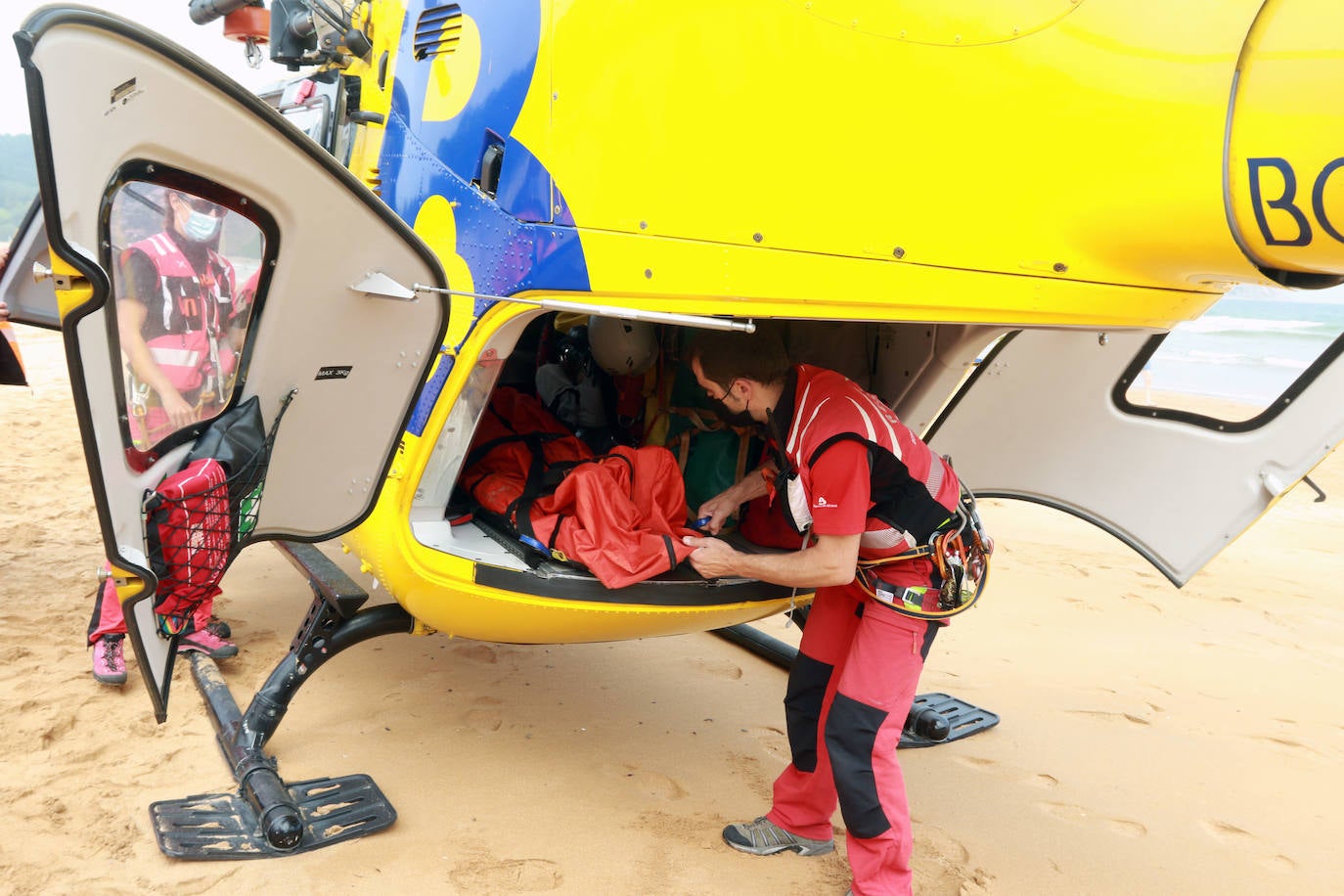 El helicóptero del Servicio de Emergencias del Principado realizó esta mañana un simulacro en la playa de Rodiles. La actuación, que contaba con la participación de más de veinte profesionales, despertó la curiosidad entre los bañistas. El objetivo de este simulacro es enseñar a los socorristas cómo actuar en caso de emergencia durante este verano. El equipo rescatador explicó cuál es la mejor zona para el aterrizaje y cómo deben prepararse.