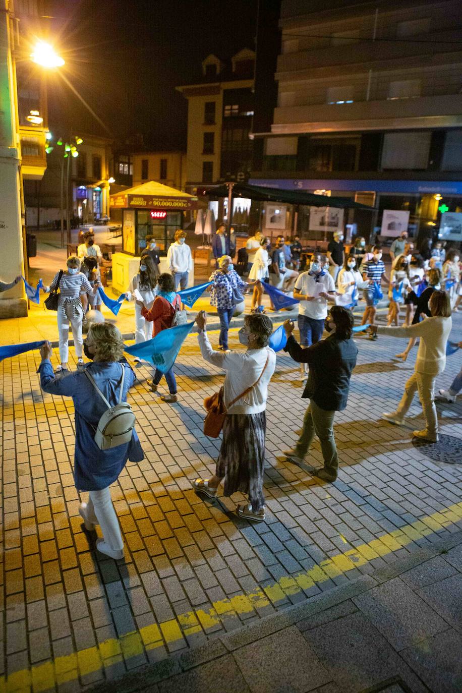 Medio centenar de sierenses se congregaron en el parque Alfonso X El Sabio para bailar la Danza Prima y cerrar así la edición de la fiesta de prao más famosa. Los romeros mantuvieron la distancia interpersonal con pañuelos azules, pero ello no les impidió disfrutar del tradicional baile asturiano y sentirse más unidos que nunca