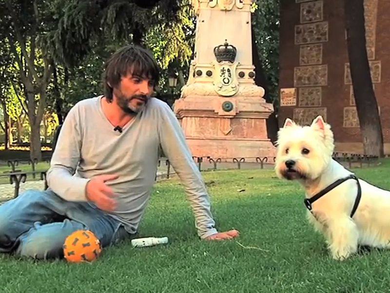 Antonio Tejero junto a su perro.