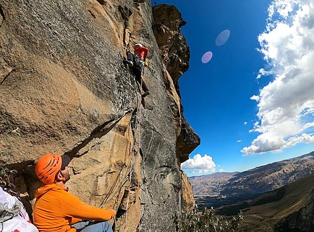 Manu Ponce e Iker Pou en uno de los largos de esta segunda vía abierta en Perú. 