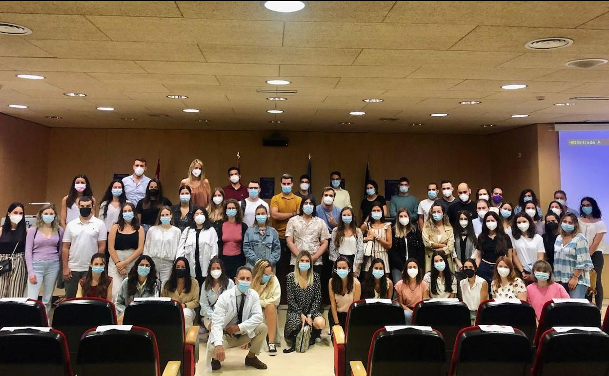 Los nuevos residentes posan con el gerente del hospital, Manuel Bayona.