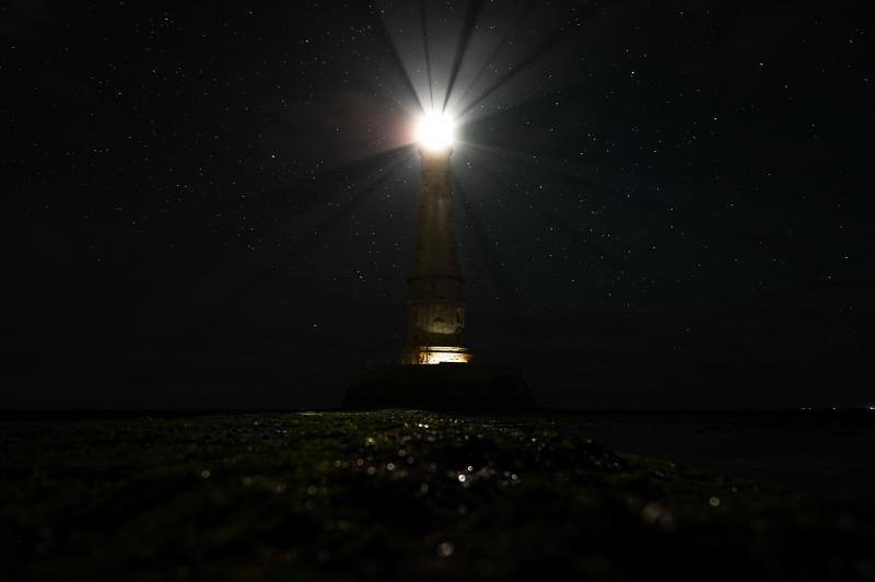 El faro de Cordouan, conocido como 'el Versalles del mar', es el faro francés más antiguo en funcionamiento. De estilo renacentista, esta atalaya de más de 67 metros de altura, está situada en un islote y es un monumento histórico perteneciente a Le Verdon-sur-Mer, en la región de Aquitania. Presta servicio desde 1611 y se puede visitar tras un trayecto en barco de 45 minutos. Una vez dentro, 301 escalones guían al visitante hasta el balcón de la linterna.