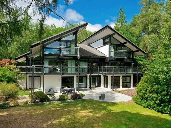 Antonio Banderas ha decidido regresar a su tierra natal, Málaga, donde ha puesto en marcha diferentes iniciativas profesionales y donde dice, está su «proyecto vital». Ahora ha dado un paso más y ha puesto a la venta la casa londinense a la que se mudó en 2015. Su precio es de 3,5 millones de euros. 