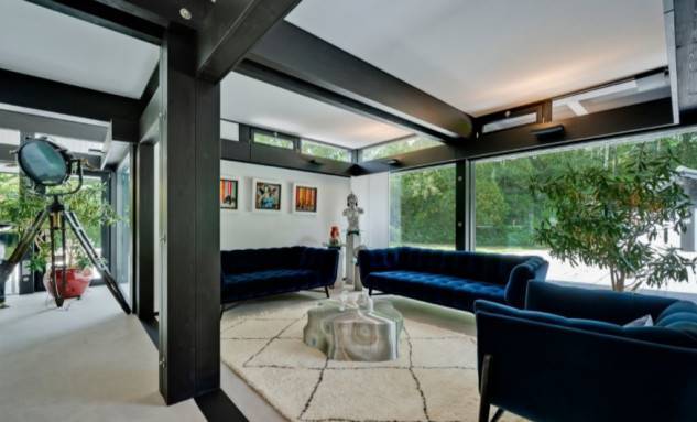 Antonio Banderas ha decidido regresar a su tierra natal, Málaga, donde ha puesto en marcha diferentes iniciativas profesionales y donde dice, está su «proyecto vital». Ahora ha dado un paso más y ha puesto a la venta la casa londinense a la que se mudó en 2015. Su precio es de 3,5 millones de euros. 