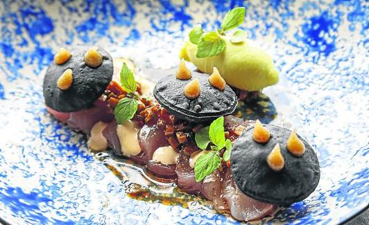 Tiradito de bonito del norte con ruibarbo y helado de mostaza de Mamáguaja.