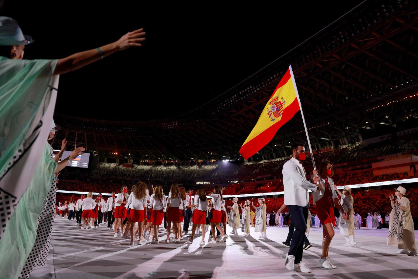 Saúl Craviotto y Mireia Belmonte, abanderados de España durante el desfile inaugural en el Estadio Olímpico.