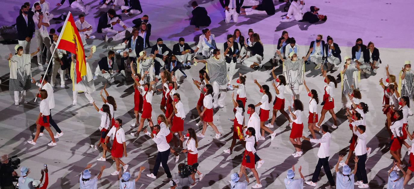 Saúl Craviotto y Mireia Belmonte, abanderados de España durante el desfile inaugural en el Estadio Olímpico.