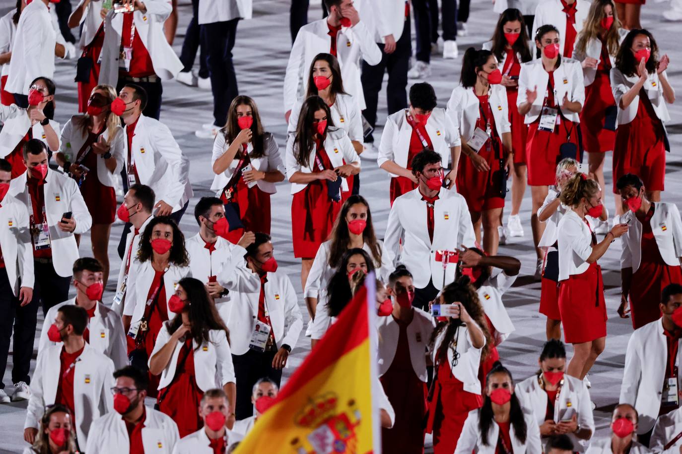 Saúl Craviotto y Mireia Belmonte, abanderados de España durante el desfile inaugural en el Estadio Olímpico.