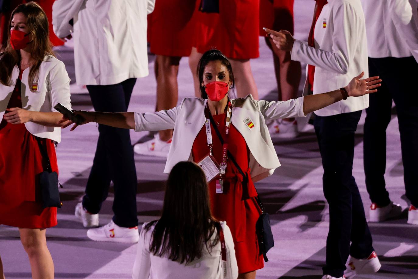 Saúl Craviotto y Mireia Belmonte, abanderados de España durante el desfile inaugural en el Estadio Olímpico.