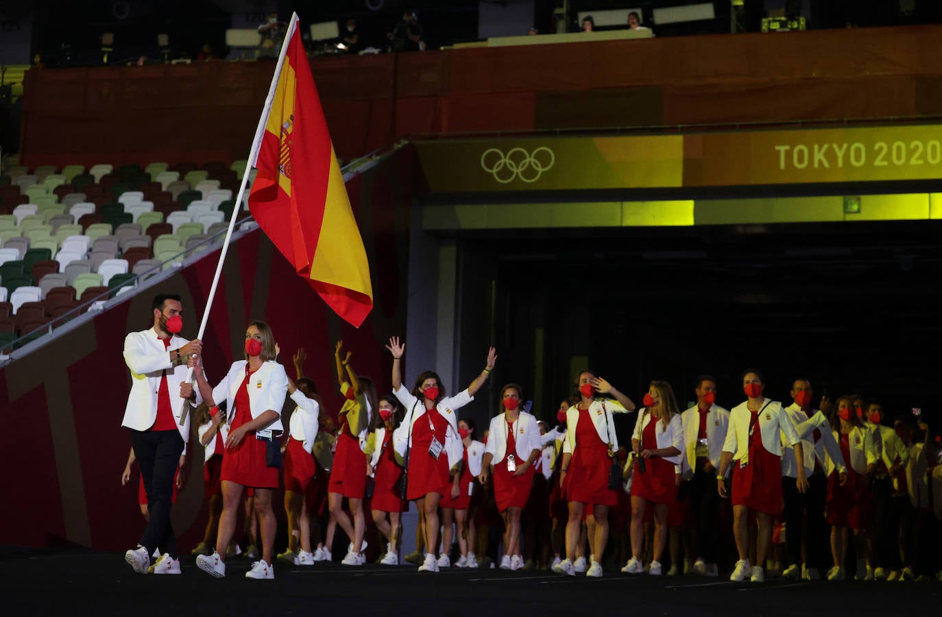 Saúl Craviotto y Mireia Belmonte, abanderados de España durante el desfile inaugural en el Estadio Olímpico.