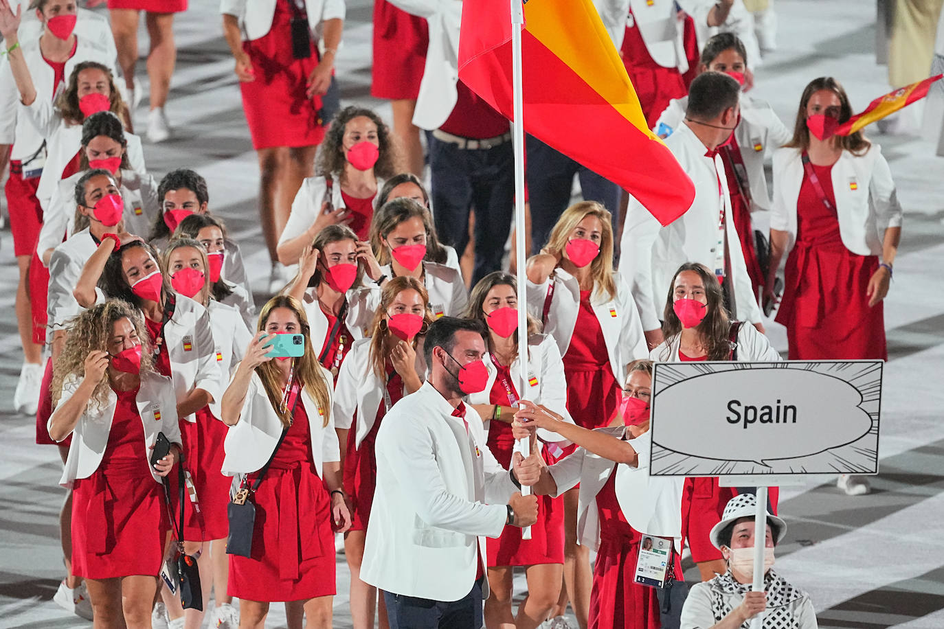 Saúl Craviotto y Mireia Belmonte, abanderados de España durante el desfile inaugural en el Estadio Olímpico.