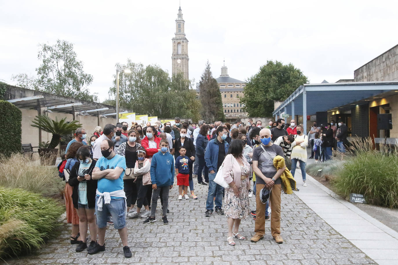 Anoche tuvo lugar la primersa sesión de Nocturnia, donde las aves rapaces ofrecieron una visita guiada a los turistas, además de una velada informativa donde los distintos búhos del grupo Aviar brillaron con luz propia bajo la atenta mirada de los espectadores. Además, durante la velada los asistentes tuvieron la ocasión de aprende run poco más sobre las costumbres y hábitos de las aves rapaces, así como los motivos por los que estas se encuentran en riesgo de extinción debido a la acción humana y el cambio climático. Una noche mágica que enseña la importancia del medioambiente.