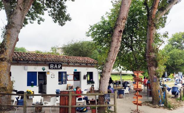 Terraza del Chiringuito Cuevas del Mar en Nueva de Llanes