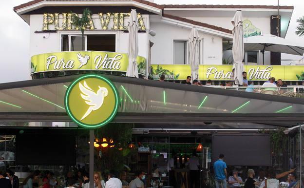 La terraza de la Pura Vida Beach Club en Gijón