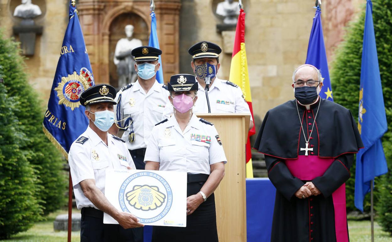 La jefa superior de Policía, Luisa María Benvenuty y el arzobispo, Jesús Sanz Montes, entregaron las credenciales del Camino de Santiago a las comisarías involucradas.