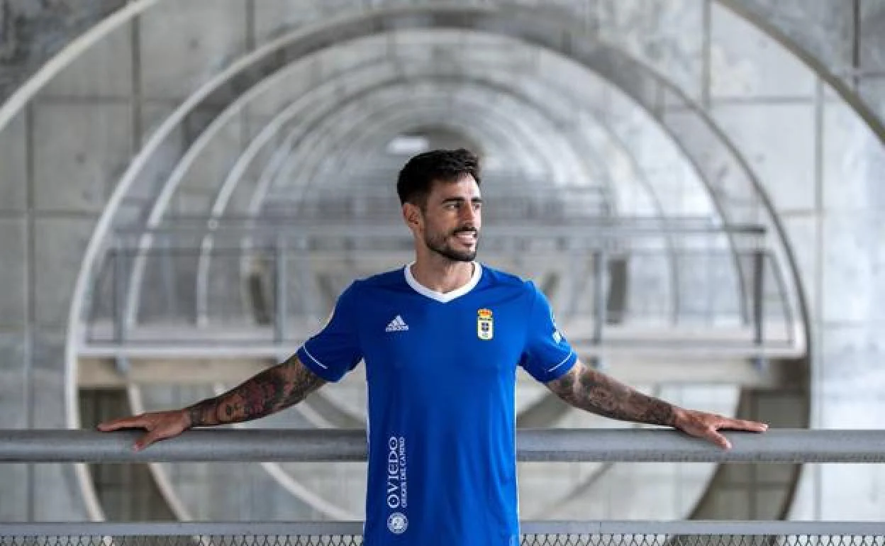 El Real Oviedo estrena la camiseta más clásica de las últimas temporadas