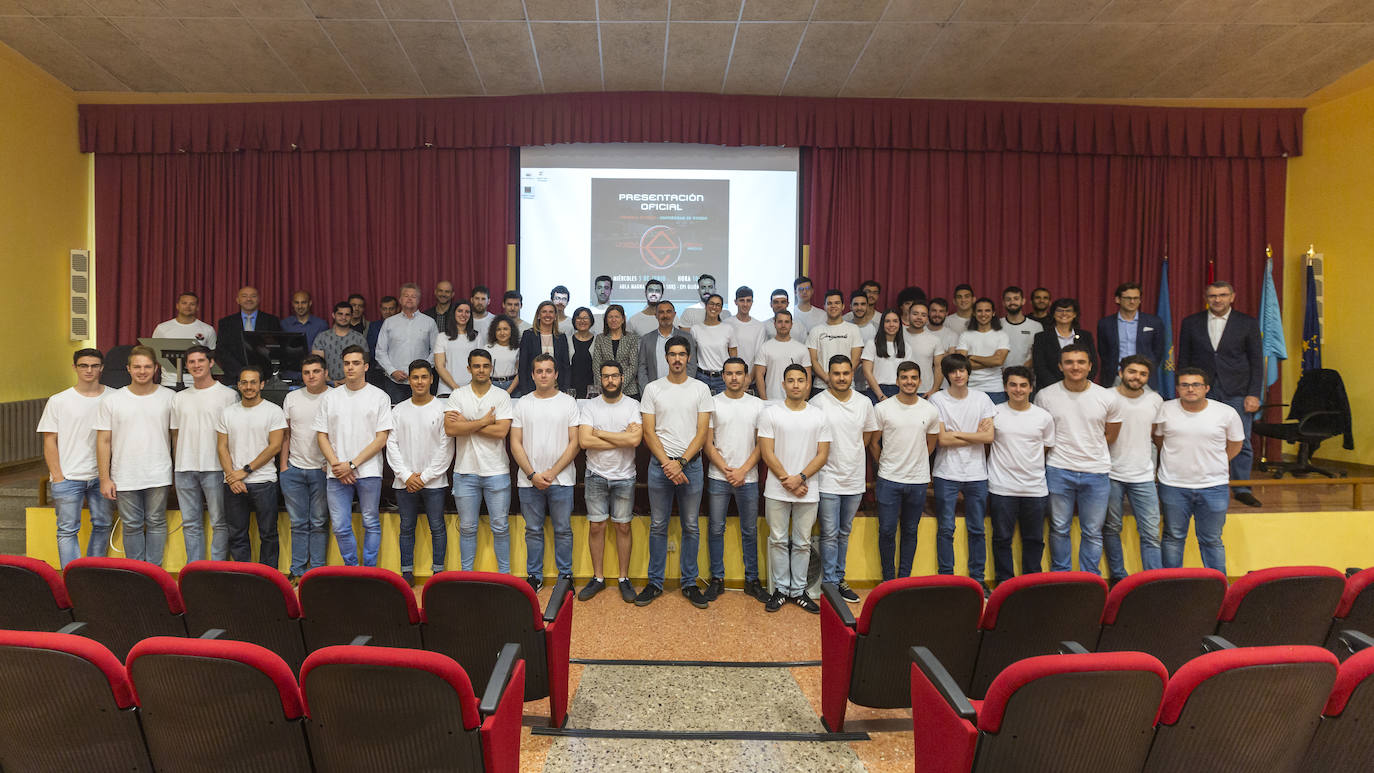 El primer coche eléctrico diseñado y construido en la EPI ya ha recorrido sus primeros metros. Las pruebas se realizaron esta misma semana y los alumnos que forman parte del equipo de Formula Student Uniovi eTech Racing celebran un hito que les permite, además, avanzar en el campeonato nacional. 