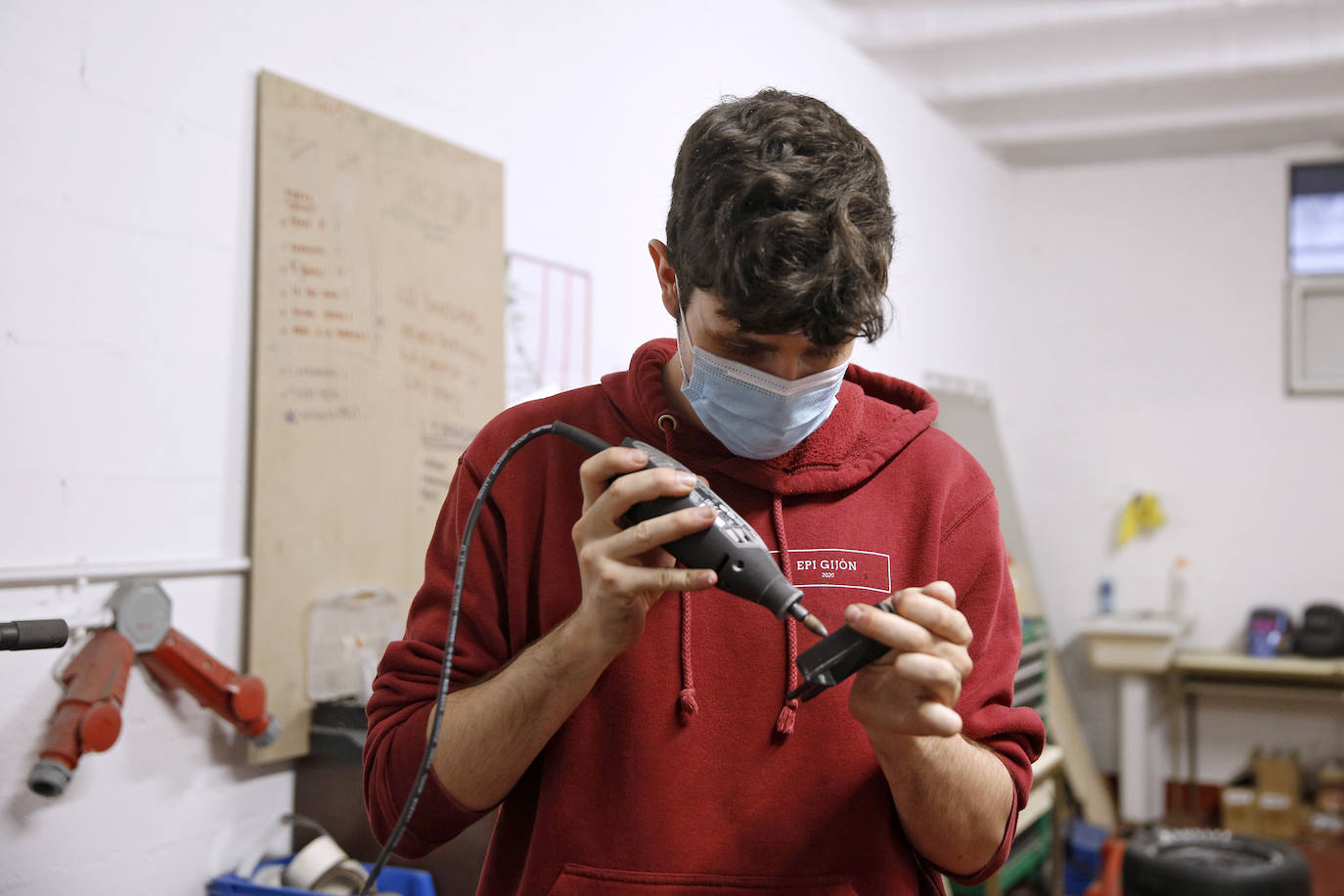 El primer coche eléctrico diseñado y construido en la EPI ya ha recorrido sus primeros metros. Las pruebas se realizaron esta misma semana y los alumnos que forman parte del equipo de Formula Student Uniovi eTech Racing celebran un hito que les permite, además, avanzar en el campeonato nacional. 