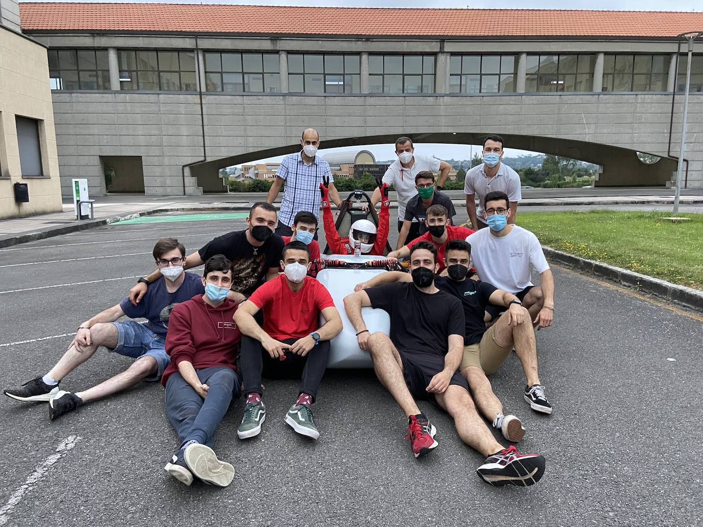 El primer coche eléctrico diseñado y construido en la EPI ya ha recorrido sus primeros metros. Las pruebas se realizaron esta misma semana y los alumnos que forman parte del equipo de Formula Student Uniovi eTech Racing celebran un hito que les permite, además, avanzar en el campeonato nacional. 