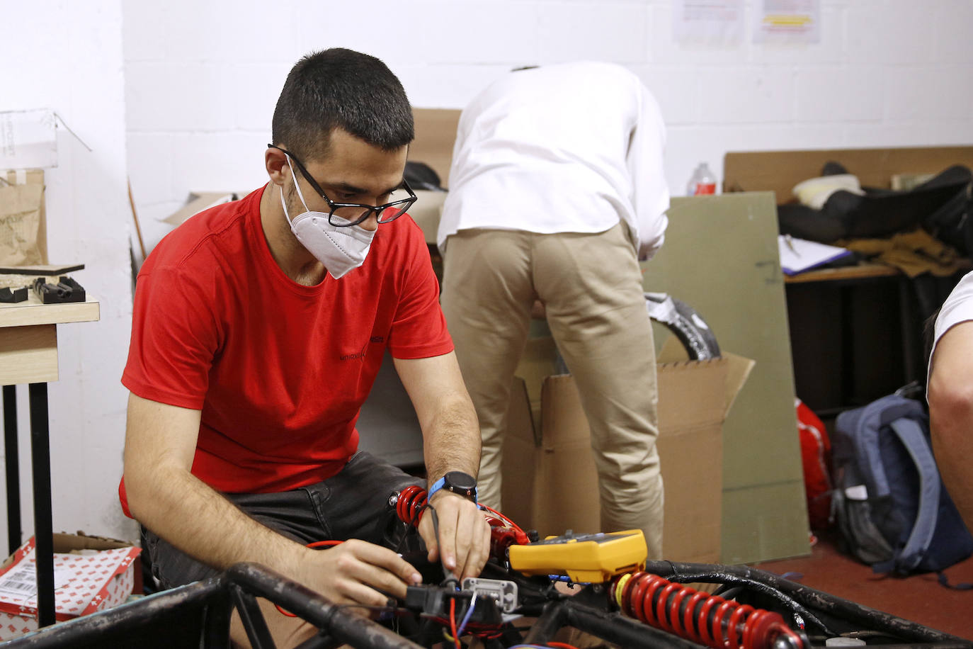 El primer coche eléctrico diseñado y construido en la EPI ya ha recorrido sus primeros metros. Las pruebas se realizaron esta misma semana y los alumnos que forman parte del equipo de Formula Student Uniovi eTech Racing celebran un hito que les permite, además, avanzar en el campeonato nacional. 