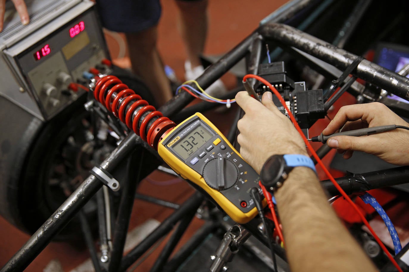 El primer coche eléctrico diseñado y construido en la EPI ya ha recorrido sus primeros metros. Las pruebas se realizaron esta misma semana y los alumnos que forman parte del equipo de Formula Student Uniovi eTech Racing celebran un hito que les permite, además, avanzar en el campeonato nacional. 