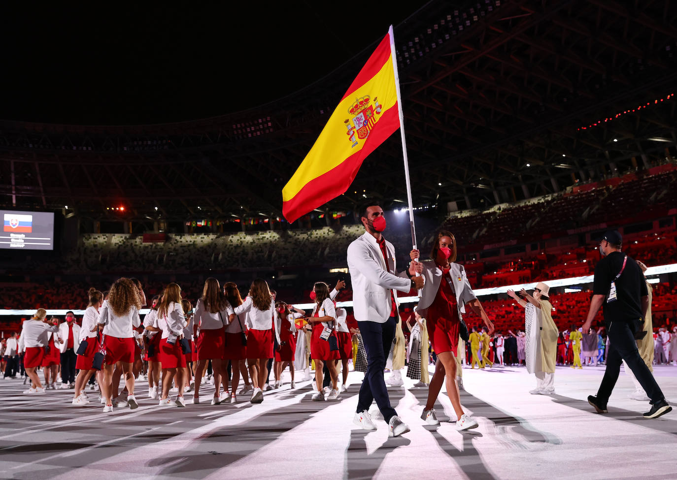 Los Juegos que más se han demorado han dado finalmente arranque tras más de un año. La ceremonia de inauguración, en la que las delegaciones desfilan cada cuatro años ante unas gradas entusiastas, fue en esta ocasión un acto desangelado, debido a la ausencia de público en las competiciones. Sin embargo, algunos rituales se repitieron, como el del encendido del pebetero, uno de los secretos mejor guardados en cada cita y que en esta ocasión consistió en un recipiente esférico inspirado en el Sol. La delegación española, de la que se muestran imágenes, estuvo abanderada por el palista Saúl Craviotto y la nadadora Mireia Belmonte.