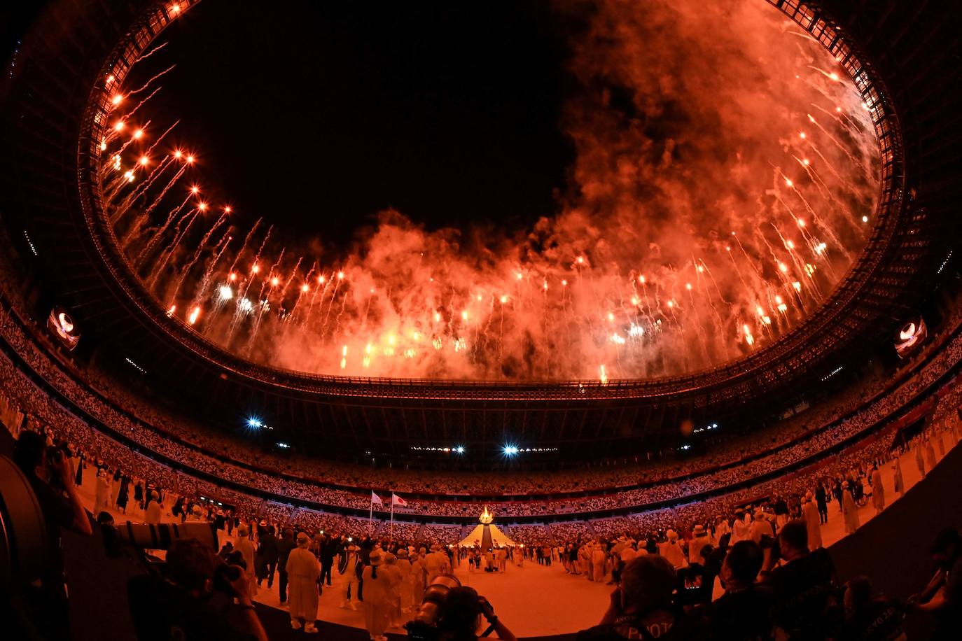 Los Juegos que más se han demorado han dado finalmente arranque tras más de un año. La ceremonia de inauguración, en la que las delegaciones desfilan cada cuatro años ante unas gradas entusiastas, fue en esta ocasión un acto desangelado, debido a la ausencia de público en las competiciones. Sin embargo, algunos rituales se repitieron, como el del encendido del pebetero, uno de los secretos mejor guardados en cada cita y que en esta ocasión consistió en un recipiente esférico inspirado en el Sol. La delegación española, de la que se muestran imágenes, estuvo abanderada por el palista Saúl Craviotto y la nadadora Mireia Belmonte.