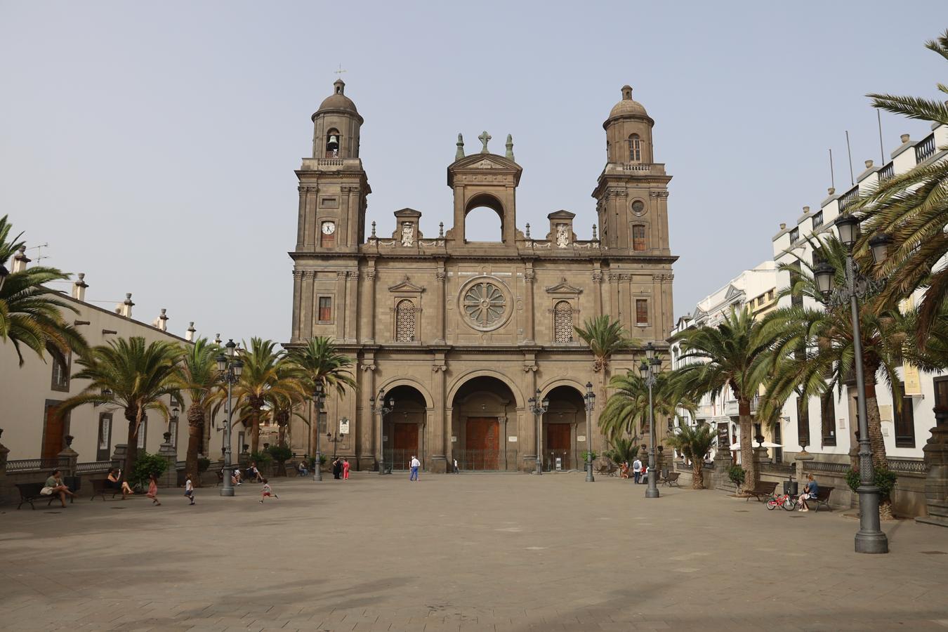 En la novela hace alusion a la Plaza de Santa Ana en una escena en la que Marcela se sacude las faldas por el calor y le llaman la atención unos frailes.