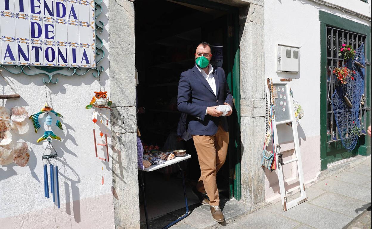 Barbón sale de una tienda en Castropol, en su visita a varias zonas del concejo.