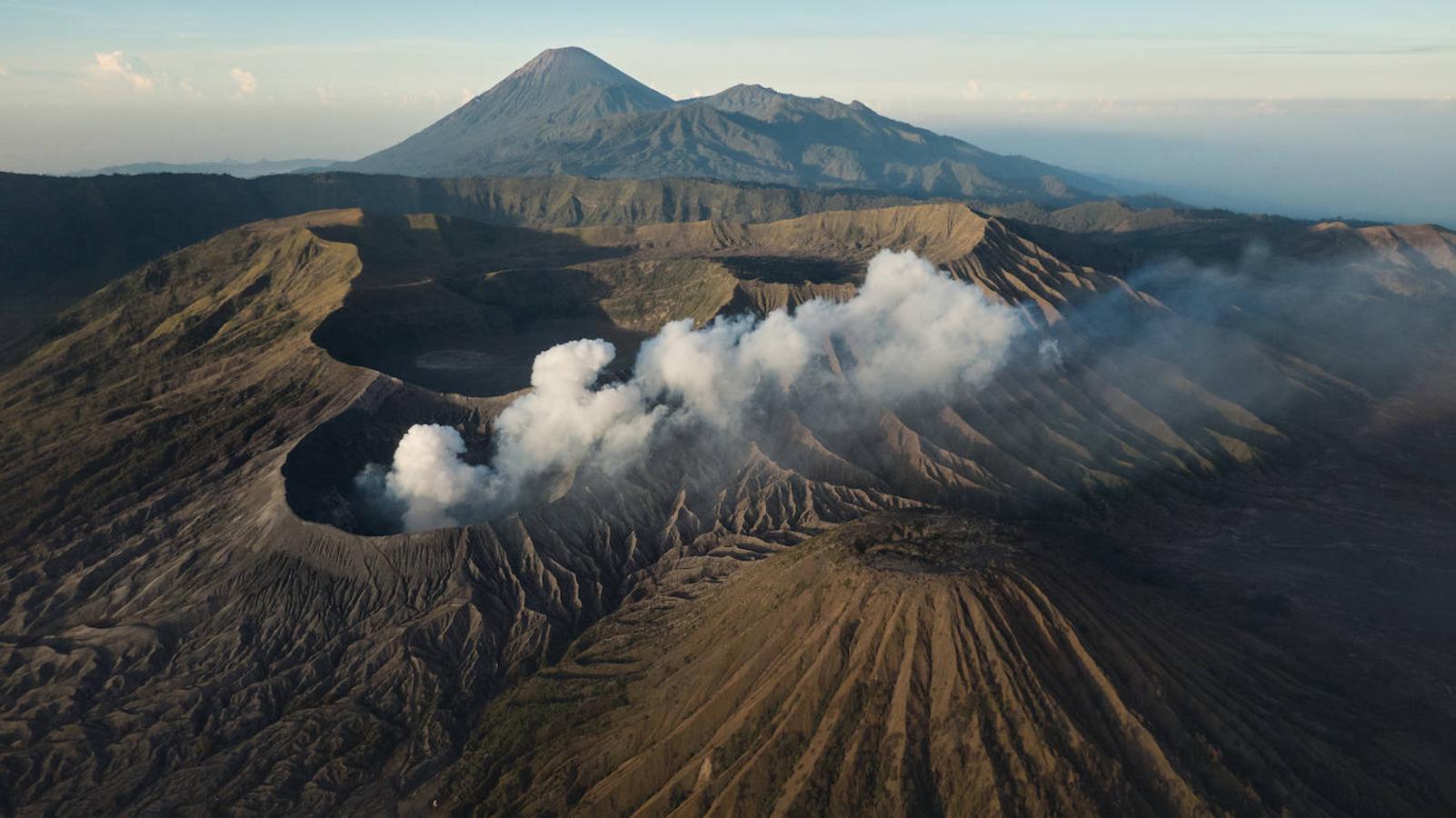 Monte Bromo: Este volcán activo de más de 2.300 metros de altura, no es el más alto de Java, pero sí el más popular. Se trata de uno de los volcanes más activos del mundo con más de 50 erupciones en los últimos dos siglos, siendo en 2004 cuando tuvo lugar una de las más violentas. En ella el humo y la lava llegaron a cubrir varios kilómetros y las rocas volcánicas llegaron a alcanzar a dos turistas que visitaban el lugar.